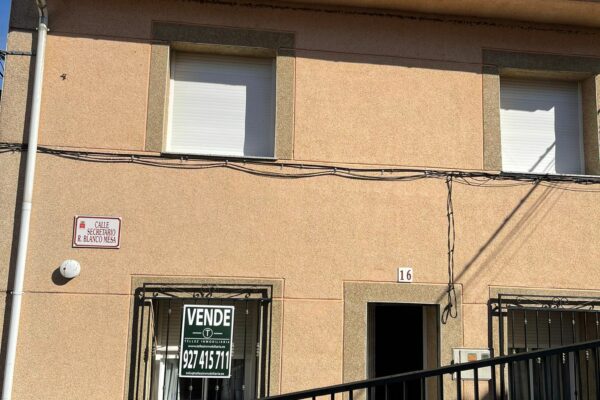 CASA CON TERRAZA Y ALMACÉN