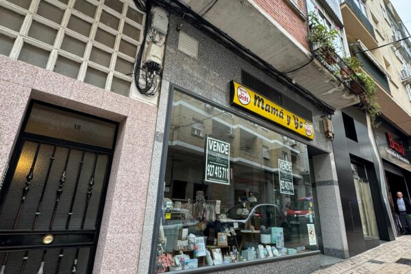 AMPLIO LOCAL EN AVDA VERA