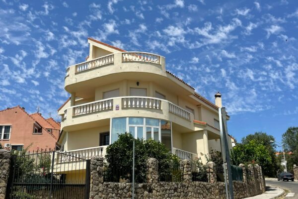 AMPLIA CASA CON JARDÍN EN ZONA CENTRO