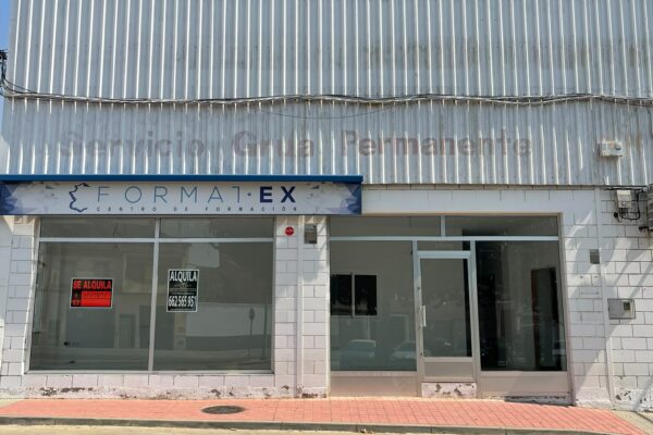 AMPLIA NAVE CON ESCAPARATE